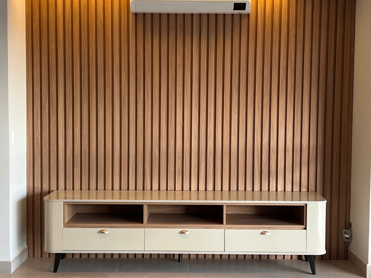 Painel para TV planejado XMad com home theater e iluminação backlight