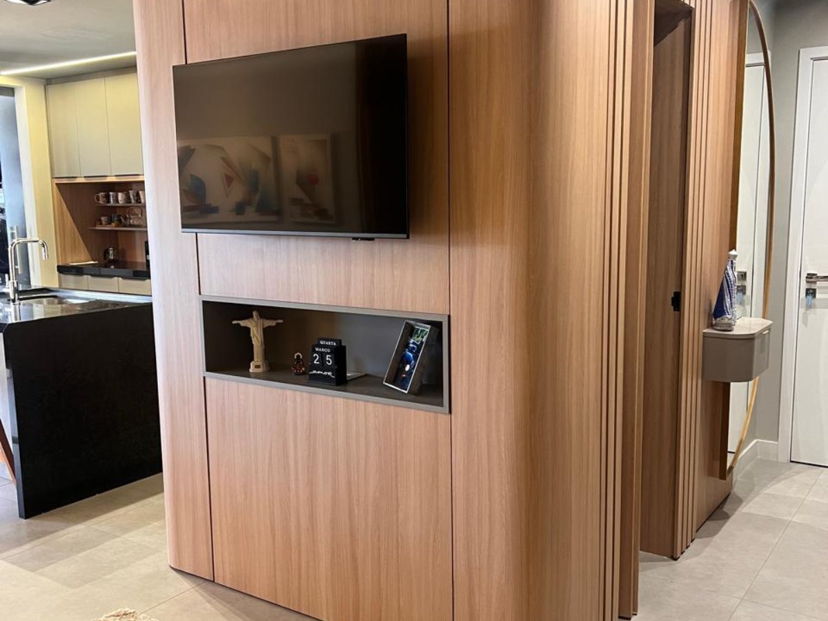 Painel decorativo planejado XMad em ambiente residencial sob medida